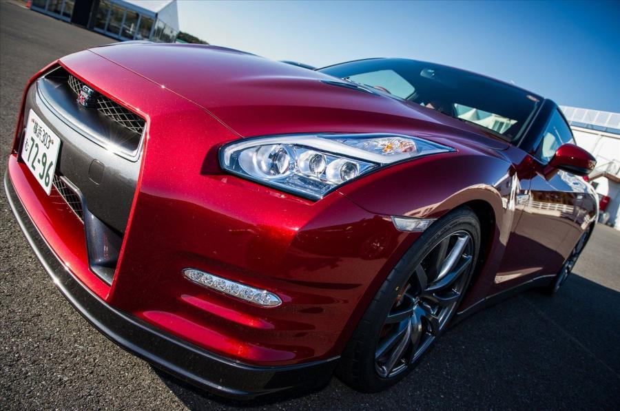  Nissan GT-R 2015 года  (JP) (фото 4 из 10)